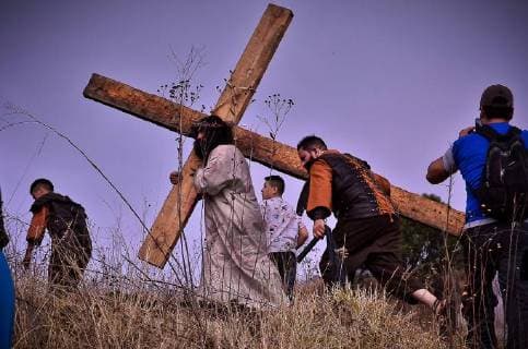 March 30, 2018 - March 30, 2018 Tlalnepantla, State of Mexico. In the community of Tlayacampa took place the commemoration of the Way of the Cross that refers to the different stages or moments lived by Jesus from the moment he was apprehended until his crucifixion and burial. William Barcenas interpreted Jesus. PHOTO: OMAR LOPEZ - ZUMAl109 20180330_zap_l109_002 Copyright: xOmarxLopezx
