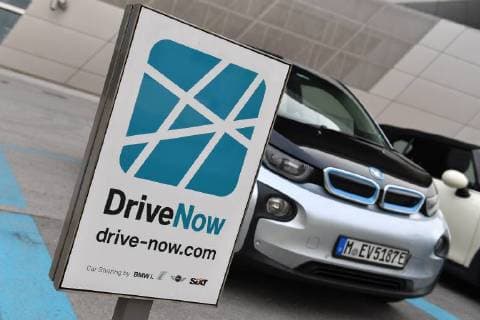 DriveNow ist ein Carsharing-Angebot des Automobilherstellers BMW sowie des Mietwagenunternehmens Sixt. Sixt sorgt fuer die Logistik, BMW fuer die Fahrzeuge. Ein BMW I3 steht zur Abholung bereit an einer DriveNow Station vor der BMW Welt in Muenchen, *** DriveNow is a car sharing offer of the car manufacturer BMW and the car rental company Sixt Sixt provides the logistics BMW for the vehicles A BMW I3 is ready to pick up at a DriveNow station in front of the BMW Welt in Munich