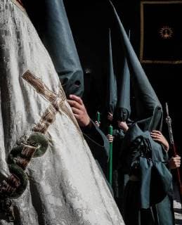Themen der Woche Bilder des Tages Penitents of The Sun s brotherhood take part in the processions of the floats of Our Lady of the Sun and Saint Christ Man of Sorrows on Easter Saturday during celebrations of Holy Week in Seville, southern Spain, 31 March 2018. Processions of Holy Week !ACHTUNG: NUR REDAKTIONELLE NUTZUNG!  Copyright: xJosexManuelxVidalx GRAF3378 20180331-636581049855139925