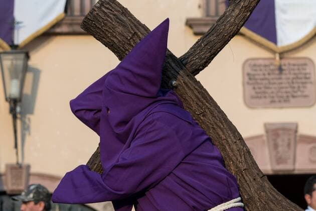 March 31, 2018 - QuereTaro, Queretaro, Mexico - A hooded penitent carries a heavy wooden cross through the city streets during the Procession of Silence as part of Holy Week March 30, 2018 in Queretaro, Mexico. The penitents, known as Nazarenes, carry heavy crosses and drag chains in a four hour march to recreate the pain and suffering during the passion of Christ. QuereTaro Mexico - ZUMAe02_ 20180331_zaf_e02_002 Copyright: xRichardxEllisx