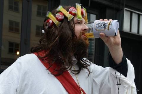 Themen der Woche Bilder des Tages . 01 04 2018. London, United Kingdom. Drinkers celebrate Easter dressed in biblical attire for the annual Christathon pub crawl around London for the charity Refugee Community Kitchen  xHowardxJonesx xi-Imagesx IIM-17406-0014