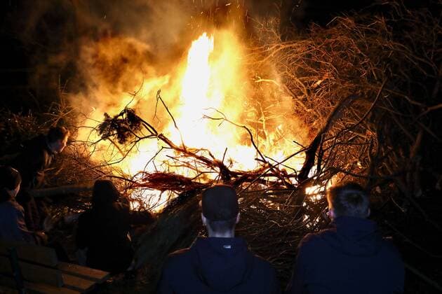 01.04.2018, Osterfeuer in der Ortschaft Herleshausen-Nesselröden - Wie in jedem Jahr treffen sich zahlreiche Bewohner am Ostersonntag zum traditionellen Osterfeuer. Osterfeuer