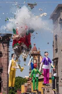April 1, 2018 - San Miguel De Allende, Guanajuato, Mexico - A paper doll effigy explodes during the Burning of Judas Easter-time ritual marking the end of Holy Week in the Plaza Allende April 1, 2018 in San Miguel de Allende, Mexico. San Miguel De Allende Mexico - ZUMAe02_ 20180401_zaf_e02_004 Copyright: xRichardxEllisx