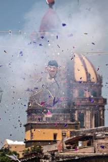 April 1, 2018 - San Miguel De Allende, Guanajuato, Mexico - A paper doll effigy explodes during the Burning of Judas Easter-time ritual marking the end of Holy Week in the Plaza Allende April 1, 2018 in San Miguel de Allende, Mexico. San Miguel De Allende Mexico - ZUMAe02_ 20180401_zaf_e02_006 Copyright: xRichardxEllisx