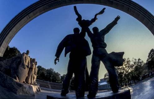 Kiew, Bogen des Raduga Denkmals, Ukraine, Raduga Denkmal *** Kiev arch of Raduga monument Ukraine Raduga monument Copyright: xKTHx ALLUA264793