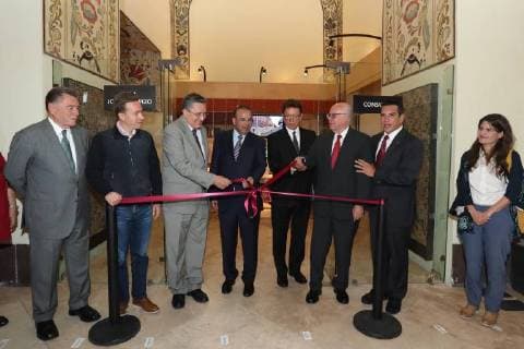 April 2, 2018 - EUM20180402ACT01.JPG.CIUDAD DE MEXICO, Museum Museo Carpizo.- Este lunes 2 de abril de 2018, se inaugura la Sala Jorge Carpizo del Museo de las Constituciones, en la colonia Centro. En la imagen, segundo de izq. a der.: Manuel Velasco, gobernador de Chispas; Luis Raul Gonzalez, titular de la Comision Nacional de los Derechos Humanos; Alfonso Navarrete Prida, secretario de Gobernacion; Alberto Vital, coordinador de Humanidades de la UNAM; Jose Narro, secretario de Salud; Alejandro Moreno, gobernador de Campeche y familiares de Jorge Carpizo. Foto: Agencia EL UNIVERSAL Berenice Fragoso RDB. - ZUMAu78_ 20180402_zaf_u78_021 Copyright: xBerenicexFregosoxElxUniversalx