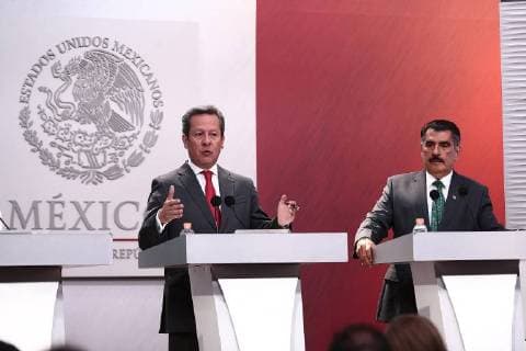 April 2, 2018 - EUM20180402TEC03.JPG.CIUDAD DE MEXICO, Technology Tecnologia-ISSSTE.- El vocero de la presidencia de la Republica, Eduardo Sanchez, acompanado del director del Instituto de Seguridad y Servicios Sociales de los Trabajadores del Estado, Florentino Castro Lopez, en la presentacion de la aplicacion ISSSTE Digital, en la residencia oficial de Los Pinos, el lunes 2 de abril de 2018. Foto: Agencia EL UNIVERSAL RCC.  - ZUMAu78_ 20180402_zaf_u78_050 Copyright: xAlejandroxAcostax