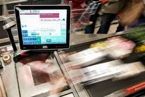 Eine Verkäuferin zieht am 29.03.2018 Waren über eine Supermarktkasse im REWE Markt im Löma Center Radebeul Coswig. Rewe Radebeul *** A saleswoman pulls goods on 29 03 2018 goods over a supermarket cash register in the REWE market in the Löma center Radebeul Coswig Rewe Radebeul