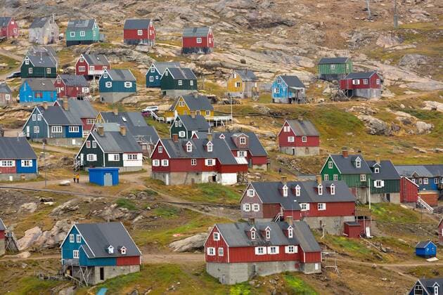 Europa; Skandinavien; Ort; Stadt; Grönland; Ostgrönland; Ammassalik; Fjord; Insel: wandernde Touristen im Ort Tasillaq am Kong-Oscar-Fjord