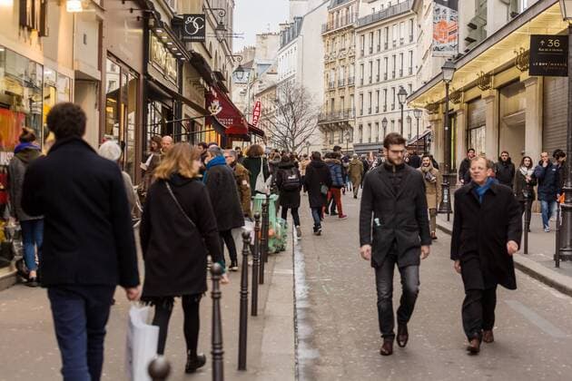 27.01.2018, Paris, Frankreich, GER - Ladenstrasse in der Pariser Innenstadt.