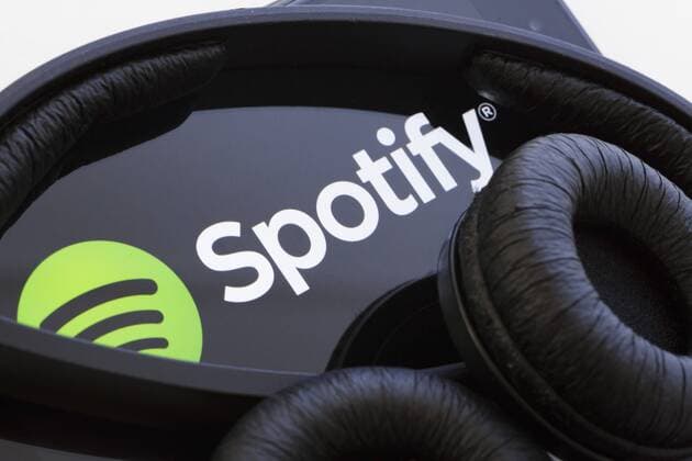 Das Logo des Musik Streaming Dienstes Spotify wird auf einem Smartphone angezeigt. Berlin, 03.04.2018. Berlin Deutschland *** The logo of the music streaming service Spotify is displayed on a smartphone Berlin 03 04 2018 Berlin Germany Copyright: xThomasxTrutschel photothek.netx