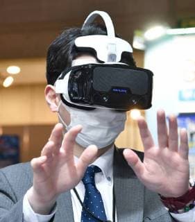 Bilder des Tages April 4, 2018, Tokyo, Japan - Advanced Digital Technology Expo showcasing the cutting-edge digital technologies kicks off at Tokyos Big Sight on Wednesday, April 4, 2018. Japans leading trade show gathers the latest, most innovative and quality solutions for entertainment experiences and interactive technologies.  (75460182)