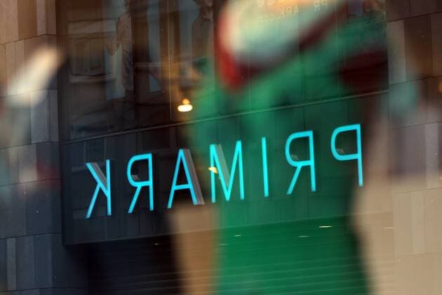 Schriftzug Primark spiegelt sich in einer Schaufensterscheibe in Mannheim, Baden Württemberg, Deutschland