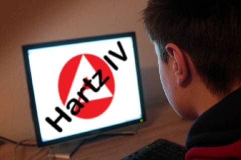 Jedes siebte Kind ist auf Arbeitslosengeld 2 beziehungsweise Hartz 4 angewiesen: Logo der Bundesagentur für Arbeit auf dem Bildschirm eines Computer s mit Kind (model released) *** Every seventh child is dependent on unemployment benefit 2 or Hartz 4 Logo of the Federal Employment Agency on the screen of a computer with child model released