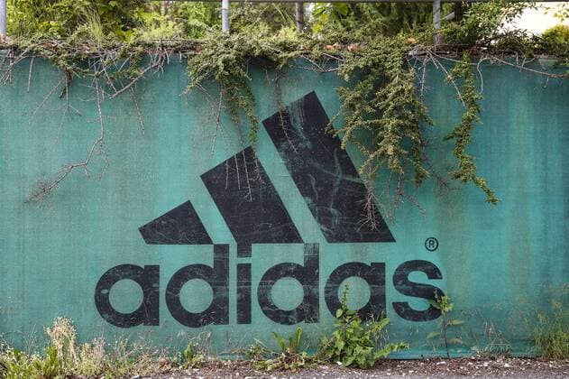 Logo adidas am Parkplatz zum ehemaligen Verwaltungsgebaeude und Buerokomplex der alten Adidas-Zentrale in Herzogenaurach - Deutschland, Sport,10.06.2017