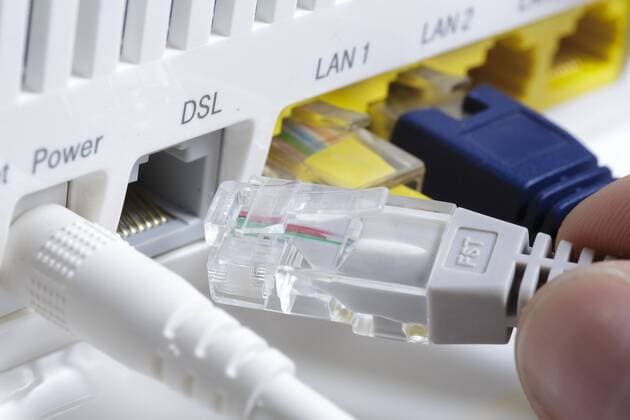Ein Netzwerkkabel wird in einem Router in den Anschluss fuer DSL ( Digital Subscriber Line ) gesteckt. Berlin, 05.04.2018. Berlin Deutschland