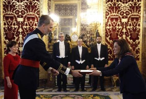 King Felipe VI (R) receives the credentials of the Jordanian Ambassador to Spain, Areej Mahmoud Saleh Awamdeh, in a ceremony held at the Royal Palace in Madrid, Spain, 05 April 2018. Presentation of credentials !ACHTUNG: NUR REDAKTIONELLE NUTZUNG!  Copyright: xJavierxLizonx GRAF6402 20180405-636585362317827589