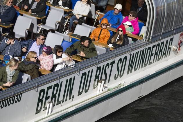 Menschen geniessen den sonnigen Tag auf einem Fahrgastschiff auf der Spree in Berlin am 6. April 2018. Sonniger Fruehlingstag in Berlin