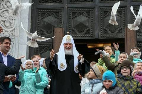 MOSCOW, RUSSIA - APRIL 7, 2018: Patriarch Kirill of Moscow and all Russia (C) and Russian Orthodox believers look on as white doves are released after a Divine Liturgy celebrating the Annunciation of the Most Holy Mother of God at the Cathedral of Christ the Saviour. Mikhail Tereshchenko TASS  TS07AD81