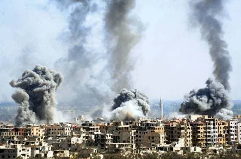 Bilder des Tages Syrien: Kämpfe in Ost-Ghuta (180407) -- DAMASCUS, April 7, 2018 -- Smoke rises after the Syrian army s shelling targeted the Douma district in Eastern Ghouta countryside of Damascus, Syria, on April 7, 2018. The Syrian army on Saturday stormed the frontlines of the Islam Army in the Douma district of the capital Damascus Eastern Ghouta countryside, state news agency SANA reported. ) SYRIA-DAMASCUS-DOUMA-SYRIAN ARMY-STROMING-ISLAM ARMY AmmarxSafarjalani 