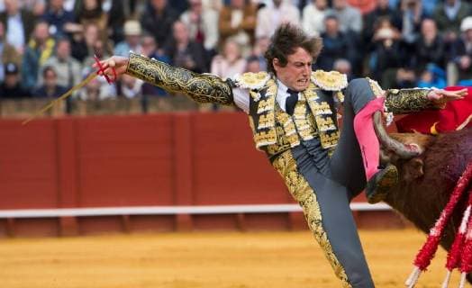 Bilder des Tages Spanish bullfigther Roman fights with his first bull during the April Fair bullfighting held at La Maestranza bullring, in Sevilla, southern Spain, 08 April 2018. April Fair bullfighting in Sevilla !ACHTUNG: NUR REDAKTIONELLE NUTZUNG!  Copyright: xRaulxCarox GRAF9270 20180408-636588163205779532
