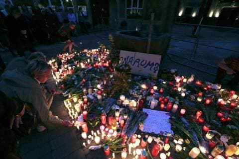 Menschen stellen nach einem oekumenischen Gottesdienst am Sonntagabend (08.04.18) Kerzen vor der Gaststaette Kiepenkerl in Muenster auf, wo am Samstagnachmittag ein 48-Jaehriger aus Muenster einen Campingbus in eine Menschenmenge gesteuert hatte. Zwei Menschen wurden bei dem Attentat getoetet und Dutzende weitere verletzt. Der Fahrer erschoss sich nach der Tat selber. (Siehe epd-Bericht vom 08.04.18) Anteilnahme nach Amokfahrt in Muenster *** After an ecumenical service on Sunday evening, people set up candles in front of the Kiepenkerl restaurant in Muenster, where a 48-year-old from Muenster had driven a camper into a crowd on Saturday afternoon Two people were killed in the attack and dozens more injured The driver shot himself the act itself See epd report from 08 04 18 sympathy after Amokfahrt in Muenster Copyright: epd-bild AngelikaxOsthues EDITORIAL USE ONLY