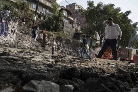 April 8, 2018 - EUM20180408NAC13.JPG.CIUDAD DE MEXICO EarthquakeTerremoto-Danos CDMX.- Autoridades informaron que se extrajeron 25 muestras de suelo de diferentes puntos de la carretera Xochimilco-Tulyehualco y de la zona habitacional cercana. Foto: Agencia EL UNIVERSALChristopher Rogel BlanquetMAVC  - ZUMAu78_ 20180408_zaf_u78_064 Copyright: xElxUniversalx