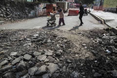 April 8, 2018 - EUM20180408NAC14.JPG.CIUDAD DE MEXICO EarthquakeTerremoto-Danos CDMX.- La gente de la colonia Santa Maria Nativitas en Xochimilco tuvo que regresar a sus actividades a pesar de que todavia estan las grietas. Foto: Agencia EL UNIVERSALChristopher Rogel BlanquetMAVC  - ZUMAu78_ 20180408_zaf_u78_068 Copyright: xElxUniversalx