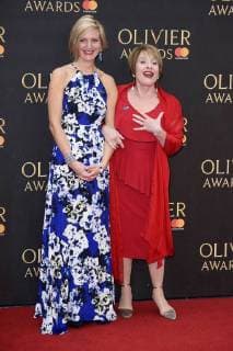 Marianne Elliott und Patti LuPone bei der Verleihung der Olivier Awards 2018 in der Royal Albert Hall. London, 08.04.2018 Marianne Elliott, Patti LuPone
