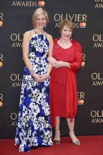 Marianne Elliott und Patti LuPone bei der Verleihung der Olivier Awards 2018 in der Royal Albert Hall. London, 08.04.2018 Marianne Elliott, Patti LuPone