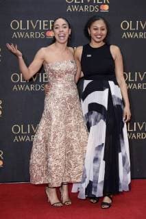 Pearl Mackie mit Begleitung bei der Verleihung der Olivier Awards 2018 in der Royal Albert Hall. London, 08.04.2018 Pearl Mackie mit Begleitung