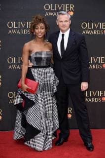 Alexandra Burke mit Begleitung bei der Verleihung der Olivier Awards 2018 in der Royal Albert Hall. London, 08.04.2018 Alexandra Burke mit Begleitung