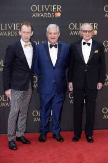 Cameron MacKintosh mit Begleitung bei der Verleihung der Olivier Awards 2018 in der Royal Albert Hall. London, 08.04.2018 Cameron MacKintosh mit Belgeitung