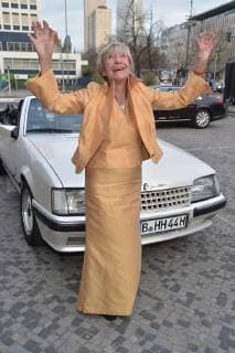 Heidi Hetzer vor ihrem 30 Jahren alten Opel Kadett beim 13. Victress Award iGALA n der UDK ( Universitaet der Kuenste) in Berlin am 09.04.2018