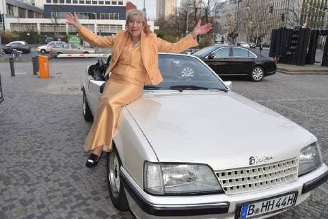 Heidi Hetzer vor ihrem 30 Jahren alten Opel Kadett beim 13. Victress Award iGALA n der UDK ( Universitaet der Kuenste) in Berlin am 09.04.2018