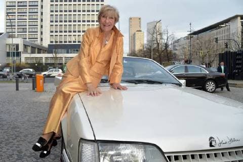 Heidi Hetzer vor ihrem 30 Jahren alten Opel Kadett beim 13. Victress Award iGALA n der UDK ( Universitaet der Kuenste) in Berlin am 09.04.2018
