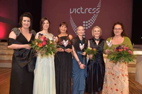 Sonja Fusati, Veranstalterin, und alle Victress Award Gewinner 2018 beim 13. Victress Award iGALA n der UDK ( Universitaet der Kuenste) in Berlin am 09.04.2018