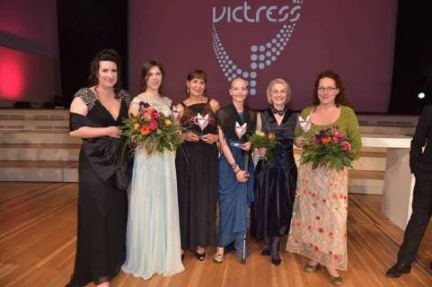 Sonja Fusati, Veranstalterin, und alle Victress Award Gewinner 2018 beim 13. Victress Award iGALA n der UDK ( Universitaet der Kuenste) in Berlin am 09.04.2018