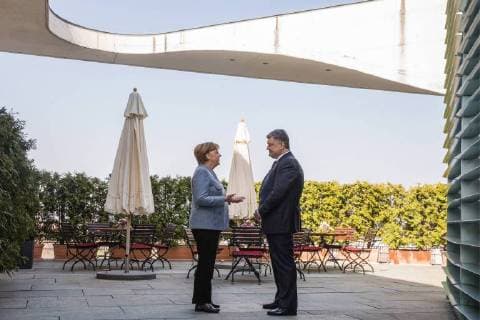 Themen der Woche KW15 Bilder des Tages BERLIN, GERMANY - APRIL 10, 2018: Germany s Chancellor Angela Merkel (L) and Ukraine s President Petro Poroshenko during a meeting. Mikhail Palinchak Press Office of the President of Ukraine TASS  TS07B31F