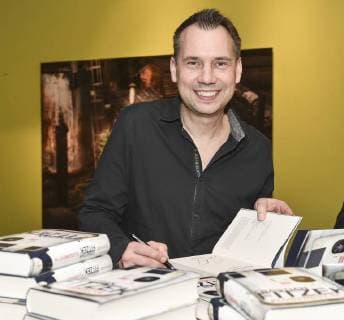 Sebastian Fitzek präsentiert sein Buch Flugangst 7A und Jey Jey Glünderling sein Buch Marktschreier am Samstag (07.04.2018) in der Erzhalle im Weltkulurerbe Völklinger Hütte.