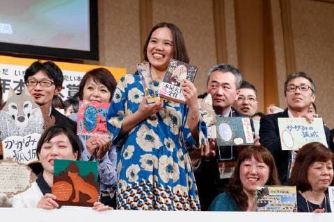 Mizuki Tsujimura (C) author of The Solitary Castle in the Mirror poses for the cameras with guests after winning the Nationwide Booksellers Award 2018 on April 10, 2018, Tokyo, Japan. The award is given to the best book out of ten titles chosen by bookstores staff around the nation.  (gxta_bookawrd017)