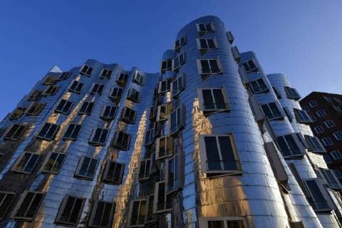 IMAGO Creative: Internationaler Tag der Architektur am 3. Oktober. Thema: Architektur zum Wohlfühlen Gehry-Bauten, Neuer Zollhof, Medienhafen, Düsseldorf, Nordrhein-Westfalen, Deutschland, Europa *** Gehry Buildings Neuer Zollhof Medienhafen Düsseldorf North Rhine Westphalia Germany Europe Copyright: imageBROKER/MichaelxWeber iblimw04664106.jpg