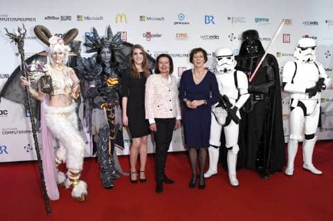 Carolin Kerschbaumer mit Begleitung bei der Verleihung des Deutschen Computerspielpreises 2018 im Kesselhaus. München, 10.04.2018