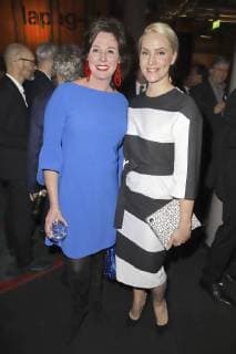 Ildiko von Kürthy und Judith Rakers bei der Verleihung des Nannen Preises 2018 in der Elbphilharmonie. Hamburg, 11.04.2018