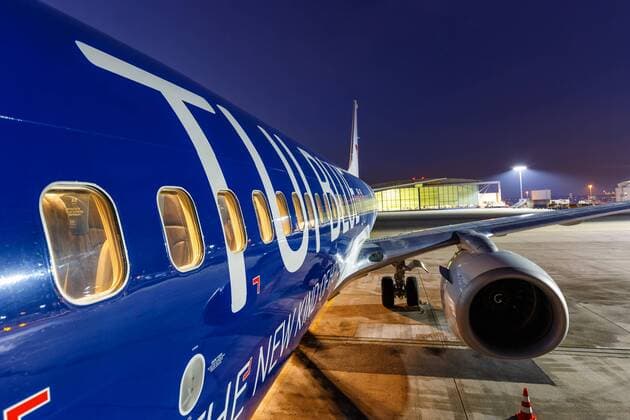 TUIfly Boeing 737 Flugzeug Flughafen Stuttgart Sonderbemalung Nachtbild Stuttgart, Deutschland - 28. Februar 2018: Eine Boeing 737-800 der TUIfly mit dem Kennzeichen D-ATUD und der Sonderbemalung TUI Blue am Flughafen Stuttgart (STR) in Deutschland.