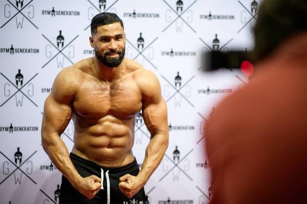 FIBO, Internationale Leitmesse für Fitness, 12.04.2018 Ein Bodybilder posiert für eine Kamera während der FIBO am 12.04.2018, , Köln NRW Deutschland Messe
