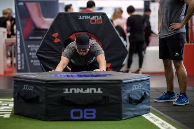 FIBO, Internationale Leitmesse für Fitness, 12.04.2018 Ein Athlet beim Krafttraining während der FIBO am 12.04.2018, , Köln NRW Deutschland Messe