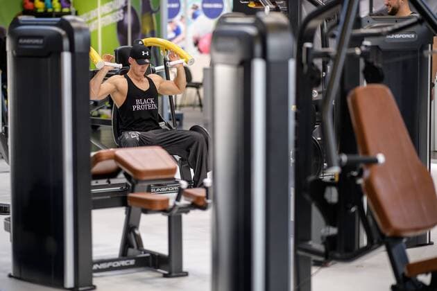 FIBO, Internationale Leitmesse für Fitness, 12.04.2018 Ein Bodybuilder beim Kraftraining während der FIBO am 12.04.2018, , Köln NRW Deutschland Messe