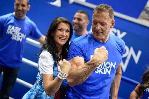Entertainment Bilder der Woche FIBO, Internationale Leitmesse für Fitness, 12.04.2018 Ralf Möller mit Antonia aus Tirol (Sandra Stumptner) während der FIBO am 12.04.2018, , Köln NRW Deutschland Messe *** FIBO International Trade Fair for Fitness 12 04 2018 Ralf Möller with Antonia from Tyrol Sandra Stumptner during FIBO at 12 04 2018 Köln NRW Germany Messe