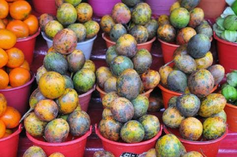 Passion fruit at the local market in San Cristobal de las Casas, Chiapas, Mexico.  BEW1D2160BB